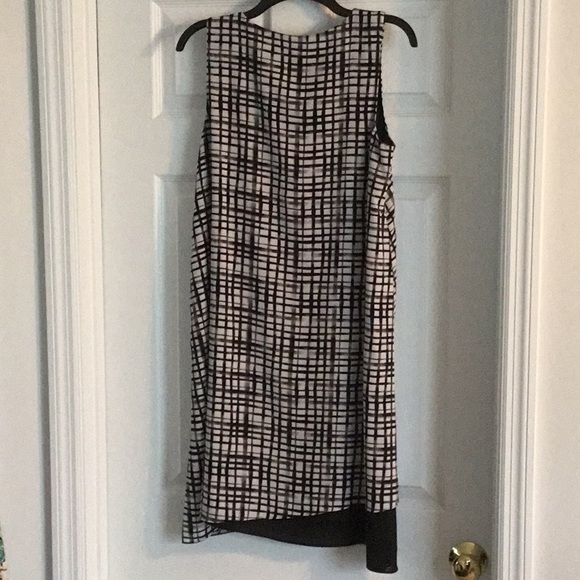 Black and White Shift Dress - Picture 2 of 3